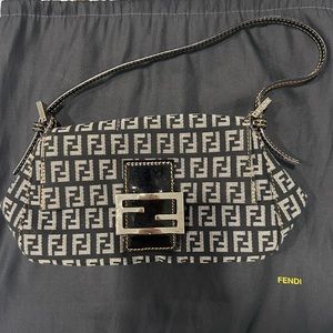 Fendi logo’s classic clutch
